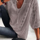 👚 TERAZ 50% ZNIŻKI! 🌸 Damska bluzka z dekoltem w serek i ażurowym wzorem – sznurek z frędzlami i krótkie rękawy – letnia stylizacja w stylu casual chic 🌿