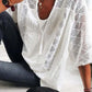 👚 TERAZ 50% ZNIŻKI! 🌸 Damska bluzka z dekoltem w serek i ażurowym wzorem – sznurek z frędzlami i krótkie rękawy – letnia stylizacja w stylu casual chic 🌿
